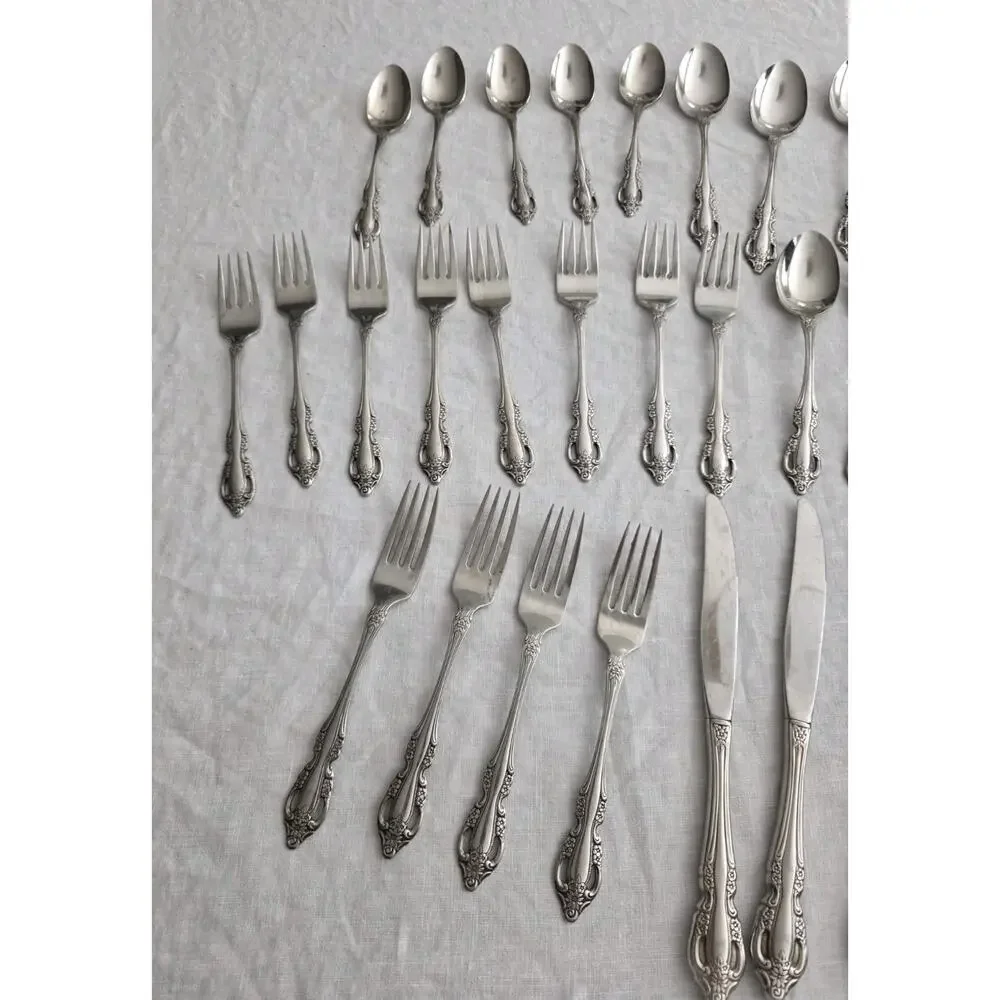 Oneida Samantha Pierced 40 Pc Set USA Stainless Flatware Cutlery